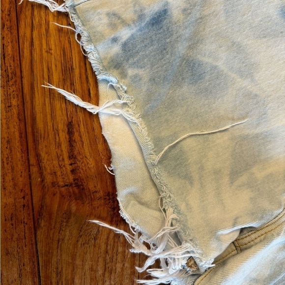 Levi' Premium Ribcage Straight Whitewashed Denim Frayed Shorts / 31 - Picture 5 of 11